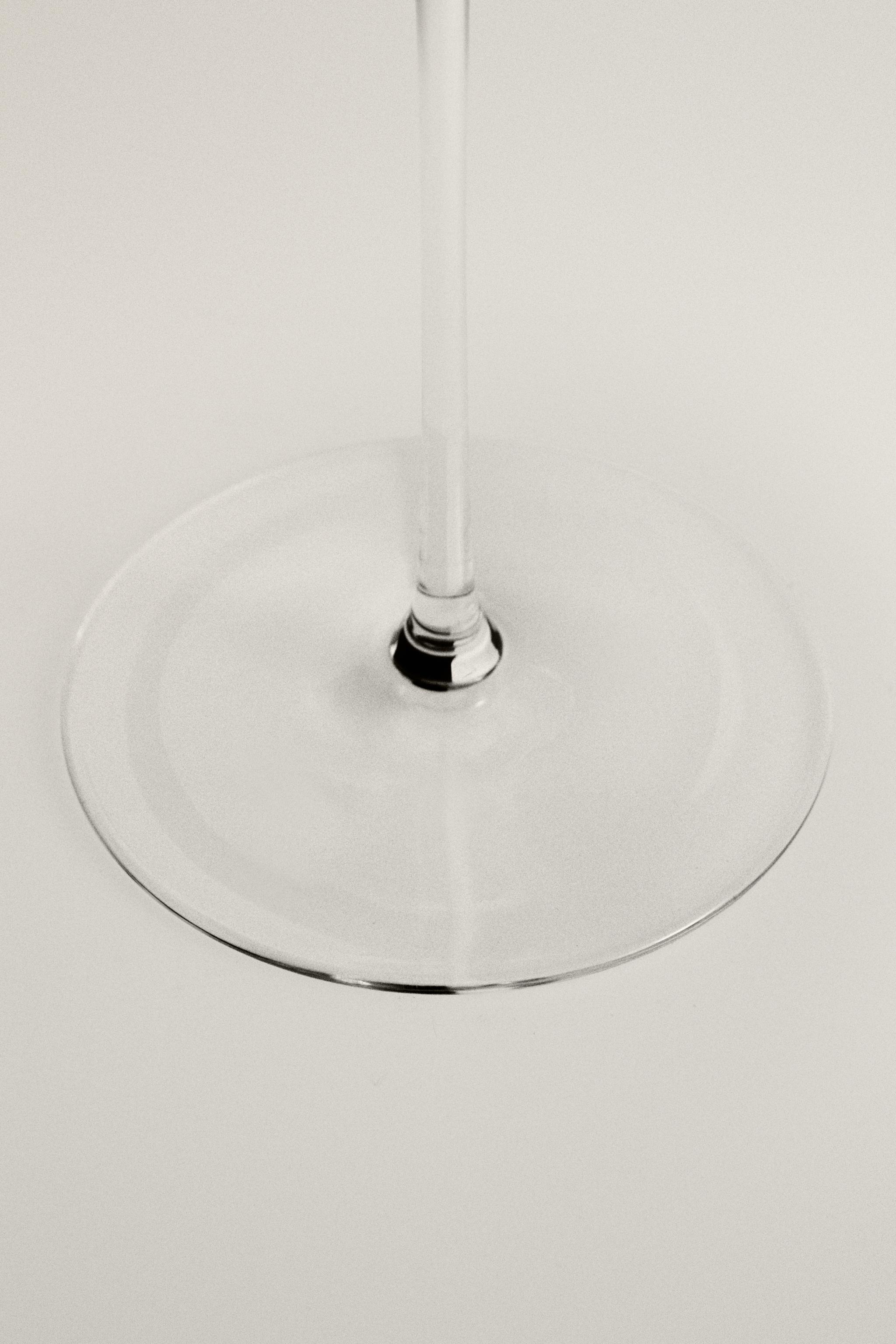 LOW CRYSTALLINE GLASS